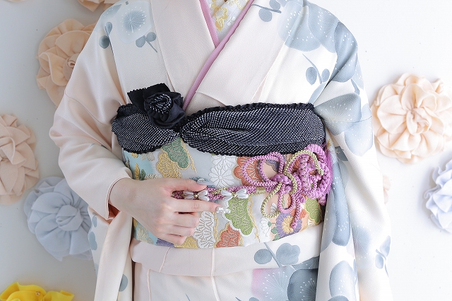 振袖黒 帯締め お花結び 成人式前撮り写真 たちばな