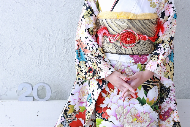 振袖白 帯締め 花 成人式前撮り写真 たちばな