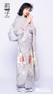 莉子着用の振袖-グレー|成人式の新作振袖ご紹介 RK-04