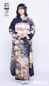 莉子着用の振袖-紺|成人式の新作振袖ご紹介 RK-06