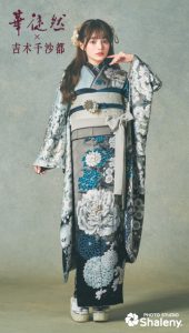 華徒然 × 吉木千沙都 振袖-グレー|成人式の振袖ご紹介 HT-121