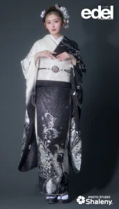 “Edel×古川優奈(ゆうちゃみ)”の振袖-黒|成人記念の新作振袖ご紹介 E-703