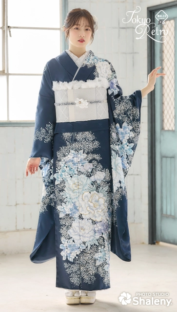 “葛西杏也菜ちゃん”着用の振袖-紺｜成人記念の新作振袖ご紹介　TR-713