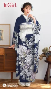 “マーシュ彩ちゃん”着用の振袖-紺|成人記念の新作振袖ご紹介 IT-2606