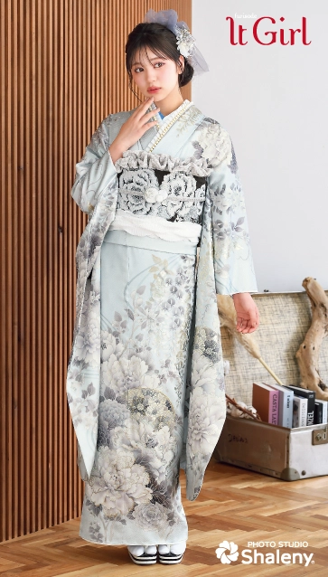 “代田萌花ちゃん”着用の振袖-水色｜成人記念の新作振袖ご紹介　IT-2608