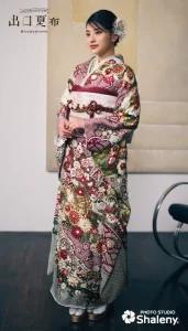 “出口夏希”ちゃんの振袖-赤｜成人記念の新作振袖ご紹介　DN-202