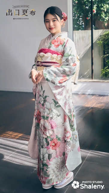 “出口夏希”ちゃんの振袖-白｜成人記念の新作振袖ご紹介　DN-206