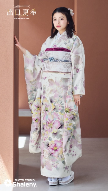 “出口夏希”ちゃんの振袖-白｜成人記念の新作振袖ご紹介　DN-209