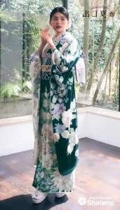 “出口夏希”ちゃんの振袖-緑｜成人記念の新作振袖ご紹介　DN-211