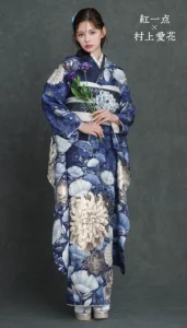 “紅一点×村上愛花”の振袖-紺｜成人記念の新作振袖ご紹介　KI-683