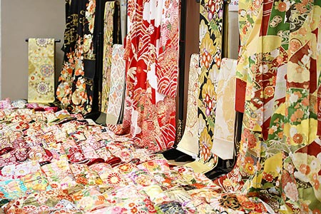 シャレニーが人気のポイントコンテンツ内“豊富な品揃えと品質”をご紹介|老舗呉服店が営業するフォトスタジオシャレニーなので、良質なお振袖をたくさんご用意！‘なえなのの振袖’‘玉城ティナ×紅一点’‘九重×中村里砂’‘藤田ニコル’‘華徒然 × 吉木千沙都’‘池田エライザ’‘森 七菜’などブランド振袖も豊富にご用意。店舗ごと、200～400枚前後のレンタル振袖をご用意しております。｜シャレニー