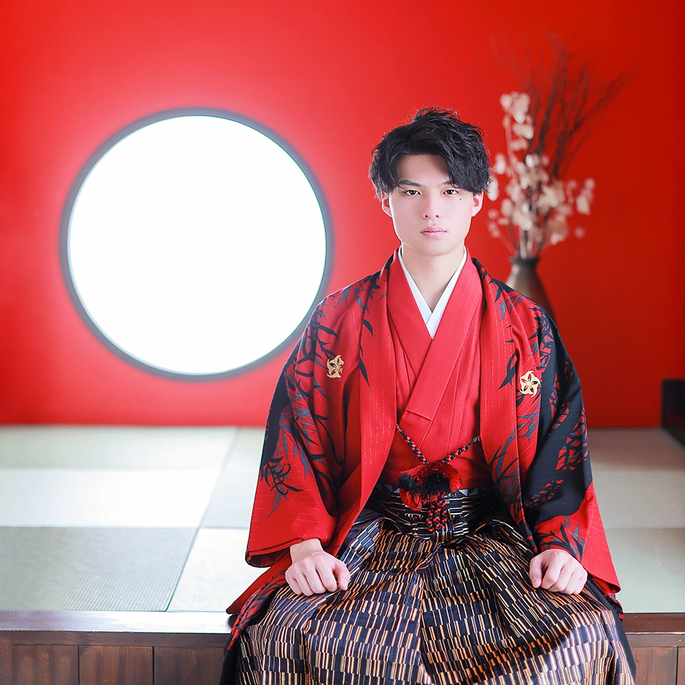 成人式・男性 紋付袴 写真撮影・レンタル イメージ画像04 赤｜年2.2万人が利用する大人気写真館の“成人式・男性 紋付袴 写真撮影・レンタル”｜シャレニー