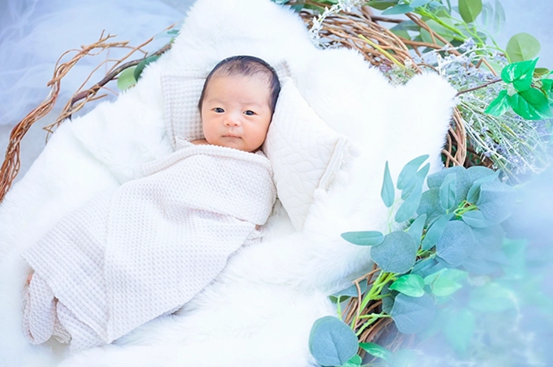 子ども撮影年間約2.2万人の写真館シャレニーの新生児フォトプランをご紹介!!平日限定で厳選した5カットを購入できるお得なプラン｜シャレニー