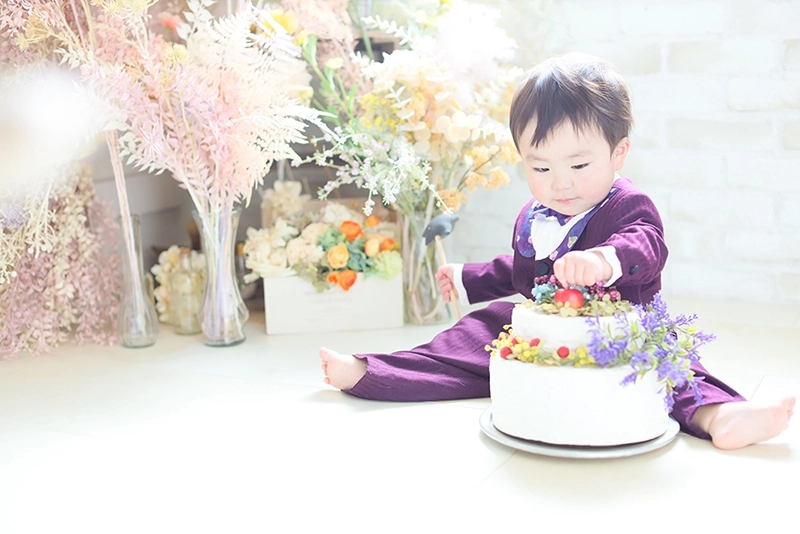 1歳バースデーの写真撮影｜初めて迎える誕生日の写真は盛大にお祝い｜ケーキと洋装
