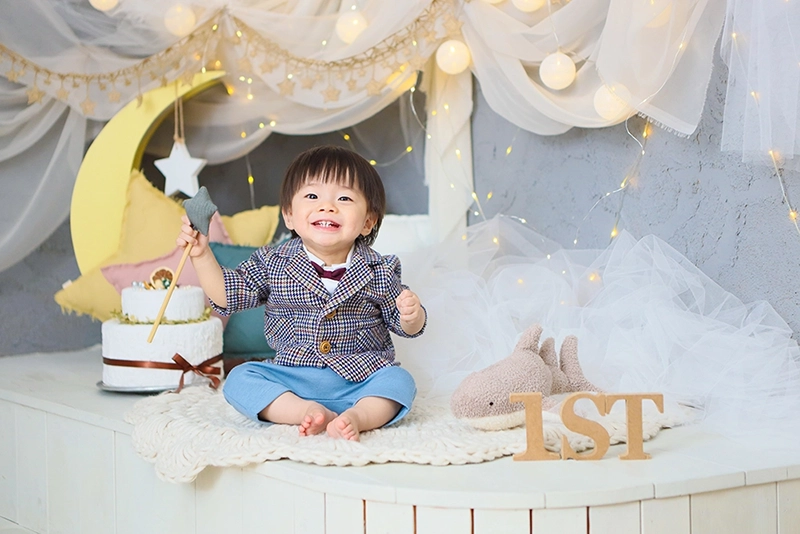 1歳バースデーの写真撮影｜初めて迎える誕生日の写真は盛大にお祝い｜男の子タキシード