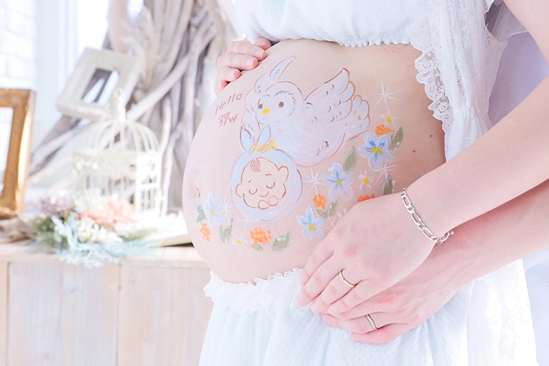お腹の中の赤ちゃんと一緒に写真が撮れるマタニティ撮影｜赤ちゃんの安産祈願としてマタニティペイントも実施中｜マタニティペイント①