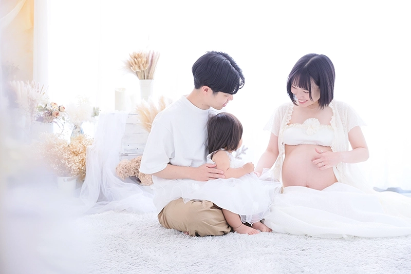 お腹の中の赤ちゃんと一緒に写真が撮れるマタニティ撮影｜赤ちゃんの安産祈願としてマタニティペイントも実施中｜パパとお姉ちゃんと一緒に