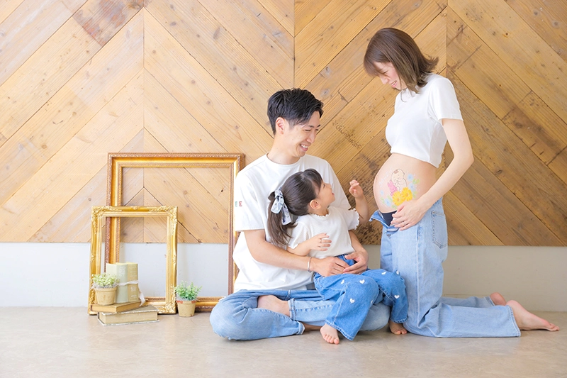 お腹の中の赤ちゃんと一緒に写真が撮れるマタニティ撮影｜赤ちゃんの安産祈願としてマタニティペイントも実施中｜パパとオ年ちゃんと一緒に②