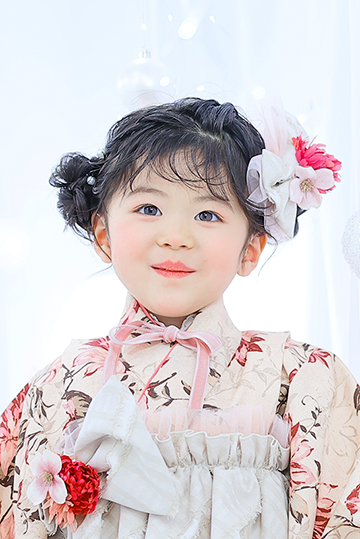 3歳女の子ピンクの着物で七五三写真撮影｜七五三写真撮影 モデルみたいなメイクとかわいい髪型で撮影｜七五三写真撮影が大人気で年間2万人が利用しているフォトスタジオでのお客様写真をご紹介｜シャレニー