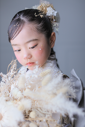 7歳女の子ベージュの着物で七五三写真撮影｜七五三写真撮影 モデルみたいなメイクとかわいい髪型で撮影｜七五三写真撮影が大人気で年間2万人が利用しているフォトスタジオでのお客様写真をご紹介｜シャレニー
