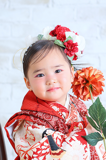 3歳女の子赤の着物で七五三写真撮影｜七五三写真撮影 モデルみたいなメイクとかわいい髪型で撮影｜七五三写真撮影が大人気で年間2万人が利用しているフォトスタジオでのお客様写真をご紹介｜シャレニー