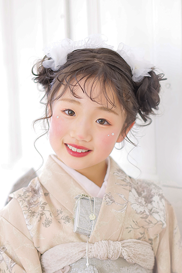 7歳女の子ピンクベージュの着物で七五三写真撮影｜七五三写真撮影 モデルみたいなメイクとかわいい髪型で撮影｜七五三写真撮影が大人気で年間2万人が利用しているフォトスタジオでのお客様写真をご紹介｜シャレニー