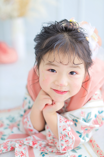 3歳女の子ピンクの着物で七五三写真撮影｜七五三写真撮影 モデルみたいなメイクとかわいい髪型で撮影｜七五三写真撮影が大人気で年間2万人が利用しているフォトスタジオでのお客様写真をご紹介｜シャレニー