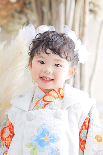 3歳女の子オレンジの着物で七五三写真撮影｜七五三写真撮影 モデルみたいなメイクとかわいい髪型で撮影｜七五三写真撮影が大人気で年間2万人が利用しているフォトスタジオでのお客様写真をご紹介｜シャレニー