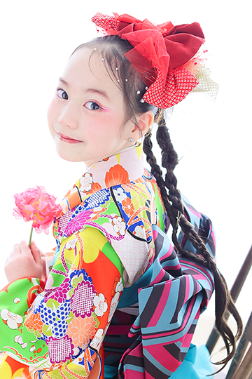 7歳女の子カラフルの着物で七五三写真撮影｜七五三写真撮影 モデルみたいなメイクとかわいい髪型で撮影｜七五三写真撮影が大人気で年間2万人が利用しているフォトスタジオでのお客様写真をご紹介｜シャレニー