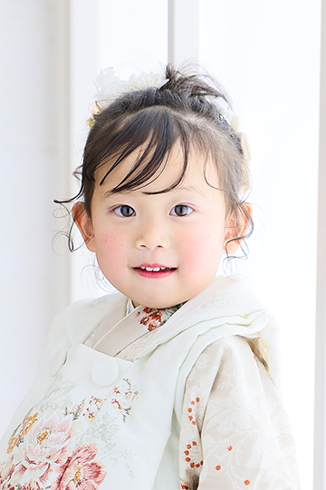 3歳女の子ベージュの着物で七五三写真撮影｜七五三写真撮影 モデルみたいなメイクとかわいい髪型で撮影｜七五三写真撮影が大人気で年間2万人が利用しているフォトスタジオでのお客様写真をご紹介｜シャレニー