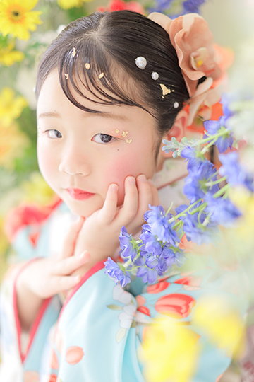 7歳女の子水色の着物で七五三写真撮影｜七五三写真撮影 モデルみたいなメイクとかわいい髪型で撮影｜七五三写真撮影が大人気で年間2万人が利用しているフォトスタジオでのお客様写真をご紹介｜シャレニー