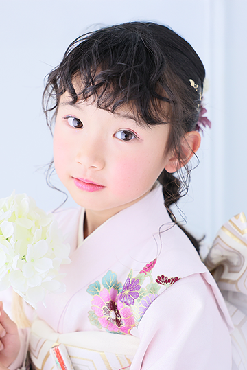 7歳女の子ピンクの着物で七五三写真撮影｜七五三写真撮影 モデルみたいなメイクとかわいい髪型で撮影｜七五三写真撮影が大人気で年間2万人が利用しているフォトスタジオでのお客様写真をご紹介｜シャレニー