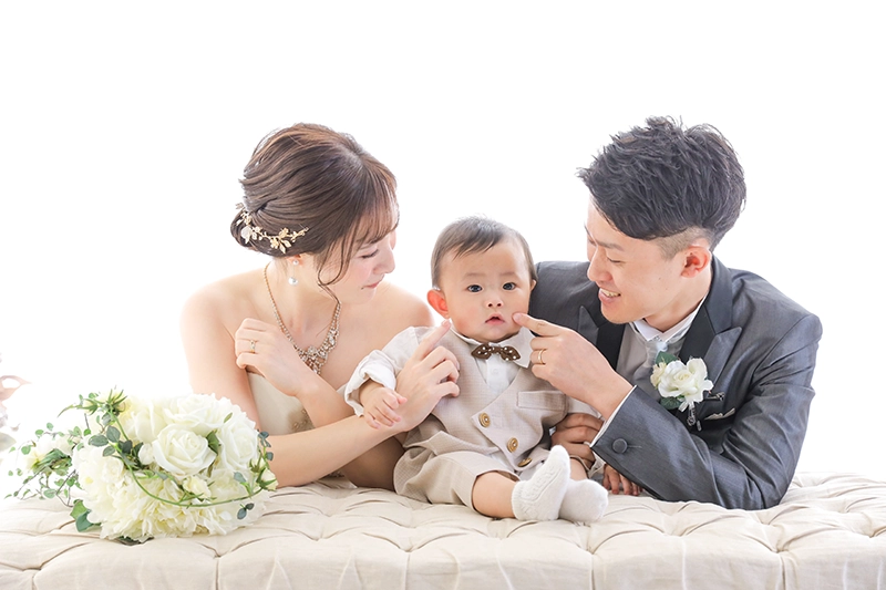 結婚記念日撮影特典④ | 子供と一緒にドレスで撮影！| お得に撮れるウェディングフォト | 子供と一緒に結婚記念日の思い出作り | 結婚記念日は家族と一緒 | 子供と一緒の結婚記念日は長野のフォトスタジオシャレニーへ