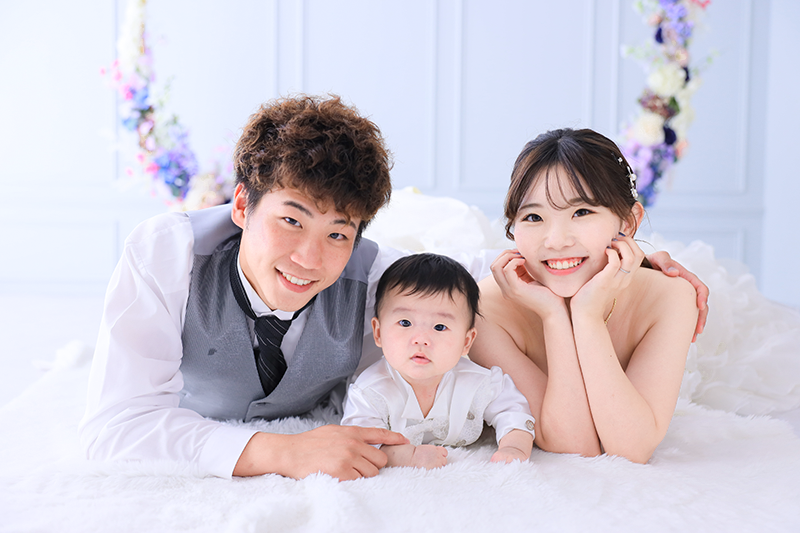子供と撮影① | 赤ちゃんとウェディングフォトを撮りませんか？ | 結婚記念日に思い出の撮影は長野のフォトスタジオシャレニー | 子供と一緒に記念撮影 | 夫婦でデート