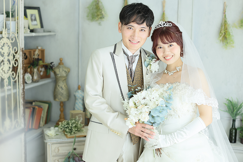 夫婦で撮影④ | シャレニーのたくさんの衣裳の中から最高のドレスで写真撮影 | 二人の結婚を心からお祝いします | 夫婦の結婚記念日の思い出で写真撮影