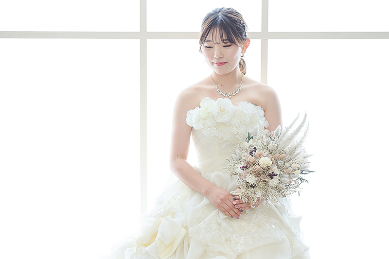結婚記念日撮影特典② | 気になるドレスでウェディングフォトを撮ろう！| シャレニーなら好きなドレスが選べる | ドレスのランクアップはシャレニーなら無料！| きれいなドレスで楽しく撮影 | 結婚記念日の撮影はお好きなドレスで最高の撮影