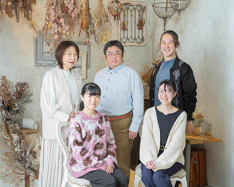 富山市で七五三の写真撮影をご検討の方必見!!子ども撮影年間約2万人のシャレニーの1番人気撮影メニュー七五三写真撮影！シャレニーアピタ富山東店　スタッフ｜七五三写真撮影ならシャレニーアピタ富山東店へお任せ！｜シャレニーアピタ富山東店