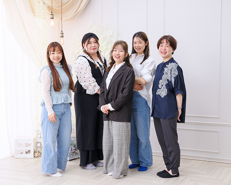 豊橋市で七五三の写真撮影をご検討の方必見!!子ども撮影年間約2万人のシャレニーの1番人気撮影メニュー七五三写真撮影！シャレニーイオン豊橋南店　スタッフ｜七五三写真撮影ならシャレニーイオン豊橋南店へお任せ！｜シャレニーイオン豊橋南店